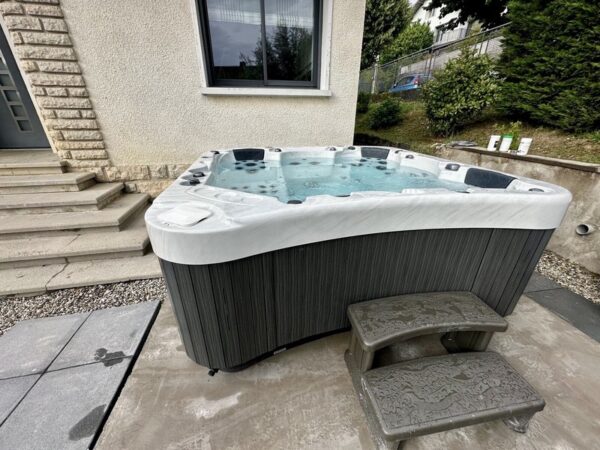 Executive 770 Hot Tub - Be Well Canada Spas - Image 12