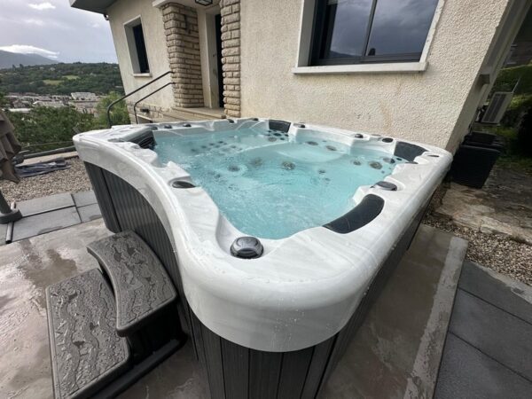 Executive 770 Hot Tub - Be Well Canada Spas - Image 13