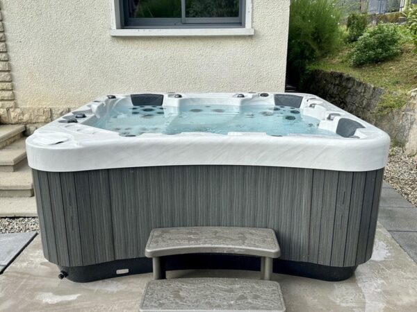 Executive 585 Hot Tub - Be Well Canada Spas - Image 11